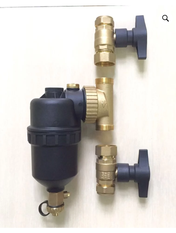 Magnetni filter za odvajanje nečistoća 1″ FILTER SA NEODIJUMSKIM MAGNETOM VISOKOG KAPACITETA Magnetni filter za odvajanje nečistoća uklanja gvozdene (magnetne) nečistoće iz sistema grejanja pomoću snažnog neodijumskog magneta jačine 12.000 Gauss. Kućište i ključni delovi izrađeni su od mesinga, što obezbeđuje izdržljivost i dug vek trajanja pri visokim pritiscima.